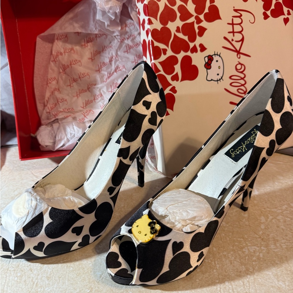 Hello Kitty Black and White Heart Peep Toe Heels. Size 8.5
